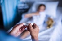 Tragična smrt štiriletne deklice: Le nekaj ur prej so ji dali paracetamol in jo odpustili z urgence