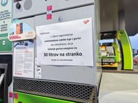 (FOTO) Obvestilo na bencinskem servisu Mola: Stranke lahko natočijo le 30 litrov goriva