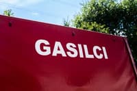 V požaru treh avtomobilov za več tisoč evrov škode, ogenj se je razširil tudi na nadstrešek