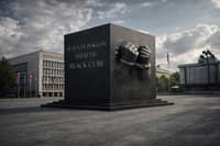 (ČASTNIK) Šok takoj po volitvah: Na Trgu republike se je pojavil impozanten spomenik