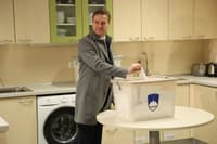 (ČASTNIK) Razkrivamo kuhinjo globoke države, v volilne prevare vpleten tudi Golob!