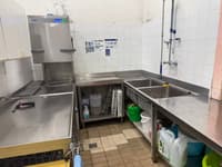 (FOTO) Plesen nad šolskimi kosili: Tako je videti kuhinja, v kateri so mariborskim šolarjem pripravljali obroke