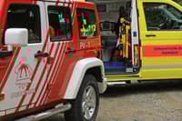 Huje poškodovana: V Slovenski Bistrici voznica skušala ustaviti avto, ki se je premikal