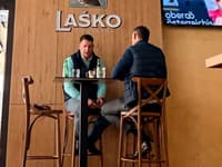 (FOTO) Ujeta na pijači: Kaj sta se pogovarjala Anže Logar in Zoran Stevanović?