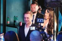 (VIDEO) Mamica je kakor zarja: Tako je Robert Golob materinski dan proslavil z mamo, ogledala sta si posebno karikaturo