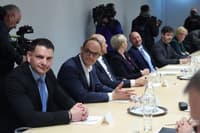 (ŠESTI DAN) Povolilni labirinti sprenevedanja: Fantje iz tretjega bloka in pr(a)vi vodja na preži za desnim ovinkom