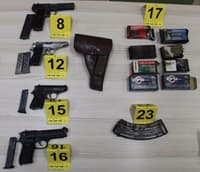 (FOTO) PU Celje: Starejšemu moškemu zasegli puške, pištole in 500 različnih nabojev