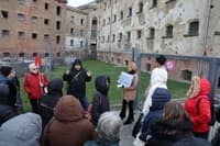 (FOTO) Po zgodovini in prostorih moške kaznilnice: Zakaj nas je vodnik priganjal s piščalko?