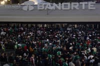 Tragedija na nogometni tekmi: Umrl je navijač, ki je padel iz VIP lože