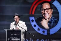 Rob Schneider podprl uvedbo dvoletnega vojaškega roka