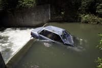 Nočna vožnja 16-letnika z maminim avtomobilom se je končala na dnu potoka