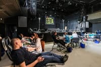 (FOTO) Študentje v svoji dnevni sobi častijo po pol litra