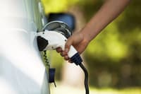 Zelena transformacija 2026: Električni avtomobili kot rešitelji omrežja (in družinskega proračuna)