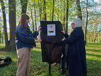 (FOTO) Mala bitja Nine Naveršnik nagovarjajo ob sprehodu v ravenskem grajskem parku