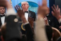 (FOTO, VIDEO) Strelski incident med večerjo Združenja dopisnikov Bele hiše, Trumpa in prvo damo tajna služba evakuirala