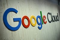 Revija Pravna praksa poroča: Meta in Google morata plačati šest milijonov dolarjev, ker sta prispevala k zasvojenosti