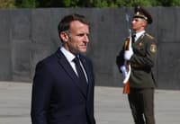 (VIDEO) Nenavaden prizor z državniške večerje: Francoski predsednik Emmanuel Macron prijel za mikrofon in zapel