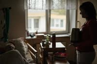 Dolgotrajna oskrba: Mora oskrbovalec res živeti pri svojcu? Uporabniki trdijo eno, ministrstvo drugo