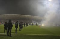 (FOTO in VIDEO) Namesto nogometašev na igrišču policisti, derbi končan predčasno