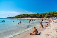 Bitka za ohranitev čudovite hrvaške plaže, ki jo Slovenci obožujejo: "To ni tropska razglednica!"