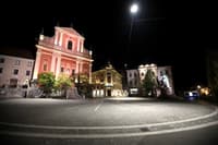 Na Prešernovem trgu oropal turistko, ko so ga gledali policisti