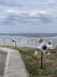 (REPORTAŽA) Med vojno in tišino: DMZ, meja med Korejama in globoka rana hladne vojne