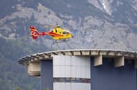 Huda nesreča: Voznik avtomobila spregledal moped z najstnicama, posredoval helikopter