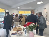 (FOTO) RE/MAX Maribor ob obletnici odprl umetniško razstavo: "Nepremičnine niso le zidovi, temveč domovi in zgodbe ljudi"