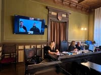 Razvpiti Mehmed Mahmutović na sojenju zahteval odstranitev Večerove novinarke