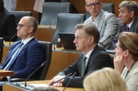 Golob o Janši: "Odkrito je grozil prisotnim, vključno z mano, da me bo poslal na Dob"
