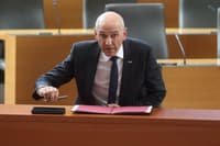 (FOTO) Tajne volitve: 51 poslancev glasovalo za, Janez Janša je novi predsednik vlade