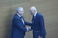 Ali SLS namerno ni podprla Janševe vlade? Poslanec Ocvirk krivi glasovalno napravo, v DZ pa napake niso našli