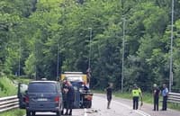 (FOTO) 44-letnik prehiteval čez polno črto, skupaj z motorjem ga je odbilo čez avto, umrl je na kraju