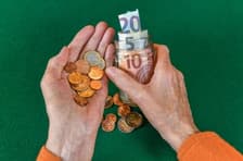 En cent višja pokojnina, 140 evrov manj letnega dodatka: Upokojenci žrtev nepravičnega izračuna?