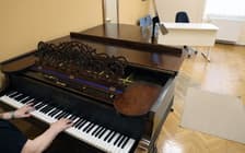 Babica Manja oproščena: Globe za igranje klavirja ne bo treba plačati