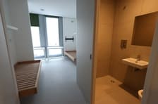 (FOTO) Sobe z WC-ji, hladilniki in TV-ji ... Je zapor v Dobrunjah kot hotel? Bolnišnice in domovi o tem le sanjajo