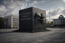 (ČASTNIK) Šok takoj po volitvah: Na Trgu republike se je pojavil impozanten spomenik