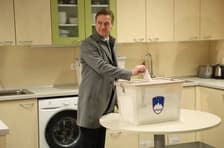 (ČASTNIK) Razkrivamo kuhinjo globoke države, v volilne prevare vpleten tudi Golob!