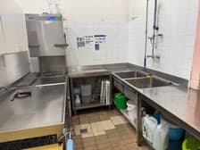 (FOTO) Plesen nad šolskimi kosili: Tako je videti kuhinja, v kateri so mariborskim šolarjem pripravljali obroke