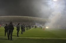 (FOTO in VIDEO) Namesto nogometašev na igrišču policisti, derbi končan predčasno