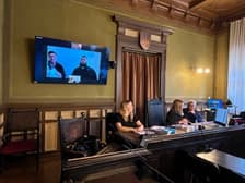 Razvpiti Mehmed Mahmutović na sojenju zahteval odstranitev Večerove novinarke