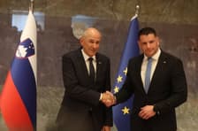 Kako lahko Janša že četrtič sestavlja vlado, a je hkrati med manj priljubljenimi politiki?