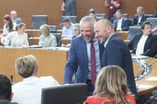Remont volilnih pravil: Lov na volivce je spet odprt - in tudi selektiven, vladne stranke proti volilni pravici tujcev