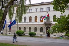 (FOTO in VIDEO) Vlada je zastavo snela, predsednica republike izobesila: "Genocid nad Palestinci ni ustavljen"