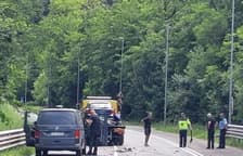 (FOTO) 44-letnik prehiteval čez polno črto, skupaj z motorjem ga je odbilo čez avto, umrl je na kraju