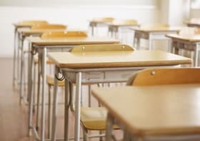 Preplah v hrvaški osnovni šoli: Učenka pod klopjo našla zlovešč seznam z imeni