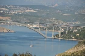 Drama na Krku: Zagorele tri ribiške ladje, ogenj zajel tudi gozd, širi se proti vikend hiškam