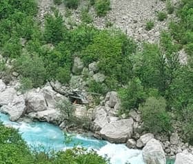 Grozljiva nesreča pri Kobaridu: Osemletnik na brvi čez Sočo zgrmel na skale in je v smrtni nevarnosti