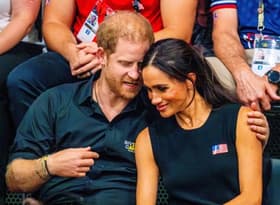 (FOTO) Meghan pokazala, kaj ji je princ Harry podaril za osmo obletnico poroke