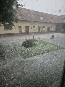 (FOTO) Nevihte po Sloveniji: Močan veter, sodra in drobna toča